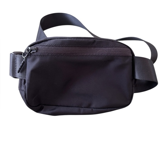 Lululemon Everywhere Belt Bag - Picture 4 of 7